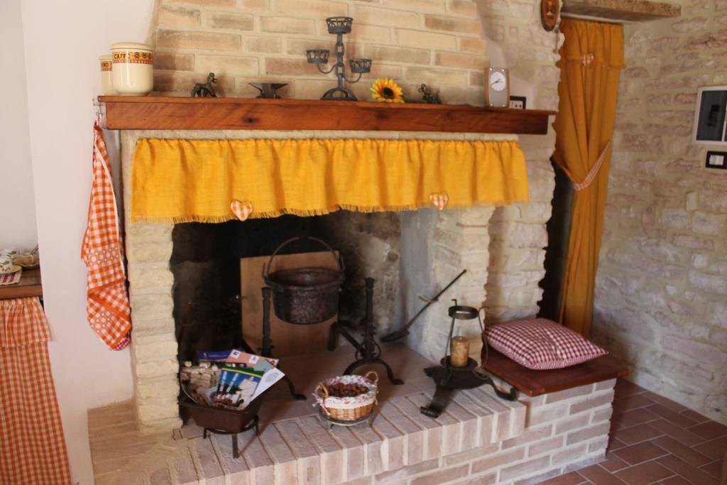 B&B Il Poggetto Serra SantʼAbbondio エクステリア 写真